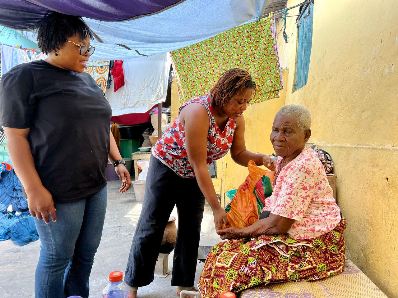 🌟 Spreading love, one meal at a time 🌟For the second time, NO LIMIT CHARITY ORGANIZATION, with the support of Hon. Micheal Kpakpo Allotey (Accra Mayor), reached out to the Ngleshie community — feeding 80 widows and the aged. ❤🙏Together, we continue to show that no one is forgotten. ✨