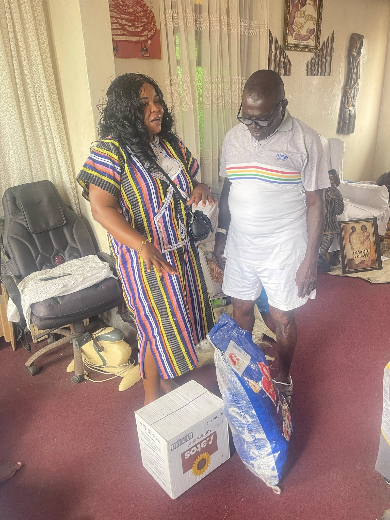 Ahead of this afternoon’s outreach to widows in James Town 🌟, we began where respect and purpose meet at the palace of the Akanmanje Mantse, Nii Ayikai III. With humble hearts 🙏, we paid homage, shared our mission, and offered a bag of rice and a carton of oil as a token of deep gratitude. His steadfast guidance has been a pillar in the NO Limits Charity Organization’s journey 💖proof that when leadership stands with compassion, communities rise.#CommunitySupport #WidowsMatter #LeadershipMatters