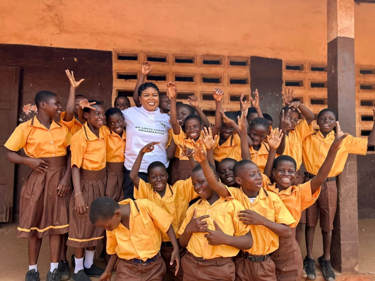 A week ago, NO Limits Charity Organization celebrated its 15th anniversary with a meaningful initiative – donating uniforms to 350 children in Ayalolo 1 & 2 and Ashia Mills School. This gesture was aimed at boosting the children’s confidence and self-esteem.